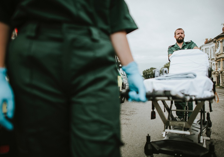 ambulanciers et brancard