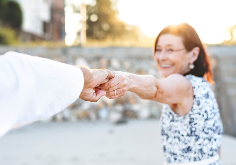 homme et femme âgé se tenant la main