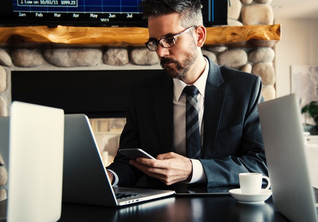 businessman sur son ordinateur portable