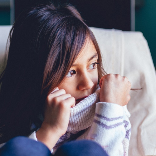 petite fille, regard perdu dans le vide